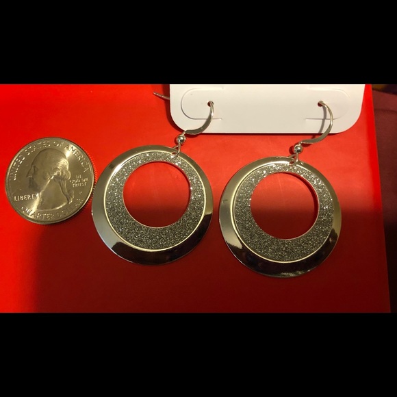 Silver tone Circle ⭕️ Drop Earrings - Picture 6 of 6